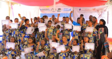 Irumu : 43 filles et mères reçoivent des kits de couture et des brevets par l’ONU FEMME à Komanda