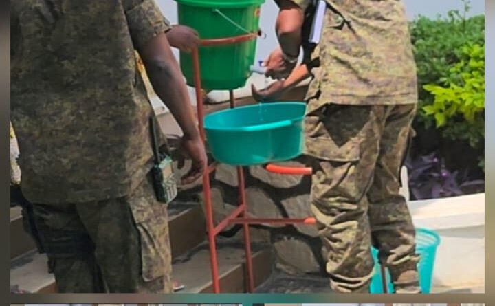 Les autorités judiciaires et militaires montrent l’exemple dans le respect des mesures barrières contre Ebola